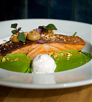 Grilled salmonwith spinach stew, toasted almonds and sour cream - 