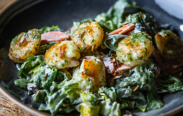 Summer salad with garlic shrimp (GF, LF)  7.790